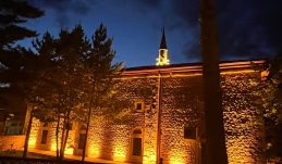 Kemah Belediyesi, 570 Yıllık Gülabibey Camii’ni Işıklandırdı