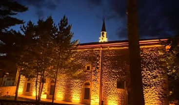 Kemah Belediyesi, 570 Yıllık Gülabibey Camii’ni Işıklandırdı