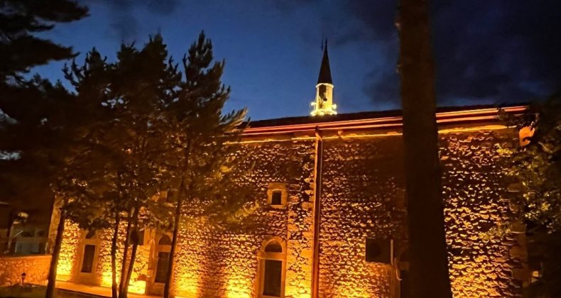 Kemah Belediyesi, 570 Yıllık Gülabibey Camii’ni Işıklandırdı