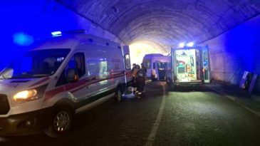 Tunceli-Pülümür-Erzincan Karayolunda Korkunç Kaza: Otomobil ile Minibüs Kafa Kafaya Çarpıştı