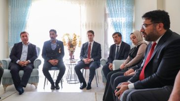 Erzincan Protokolünden Kahraman Gaziye Vefa Dolu Ziyaret