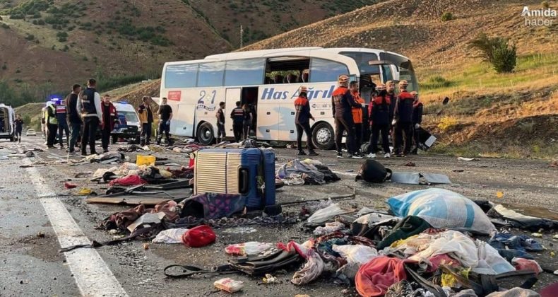 Erzincan-Sivas Karayolunda Feci Kaza: 4 Ölü, 34 Yaralı