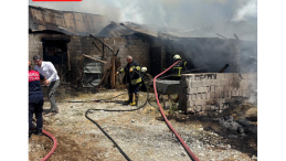 Erzincan’da Ahır Yangını Paniğe Neden Oldu: Evin Çatısına Sıçradı