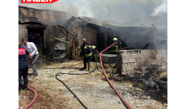 Erzincan’da Ahır Yangını Paniğe Neden Oldu: Evin Çatısına Sıçradı