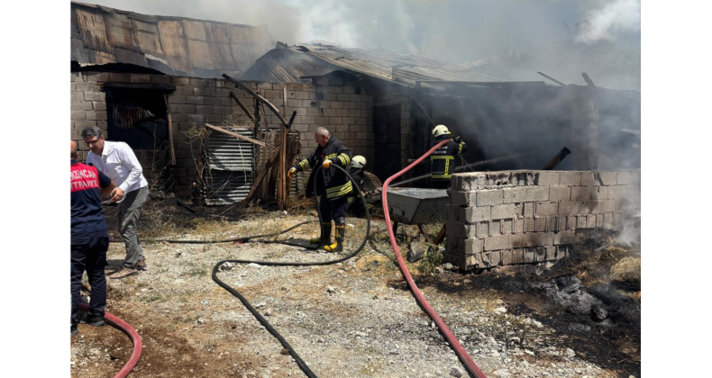 Erzincan’da Ahır Yangını Paniğe Neden Oldu: Evin Çatısına Sıçradı