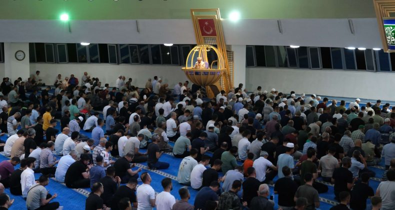 Terzibaba Camii’nde Mevlid Kandili Coşkusu