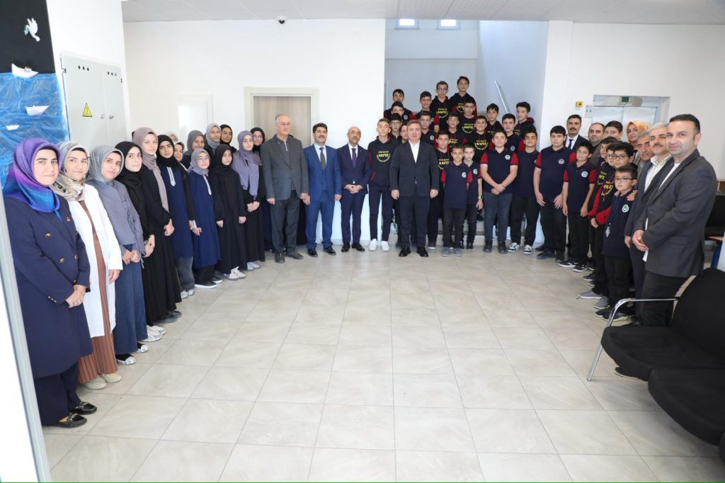 Vali Aydoğdu'dan Öğretmen ve Öğrencilere "Davranış İz Bırakır" Mesajı