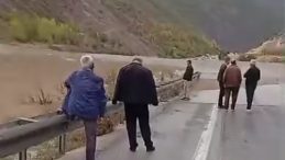 Erzincan-Erzurum Kara Yolu Sele Teslim: Ulaşım Çift Yönlü Durdu
