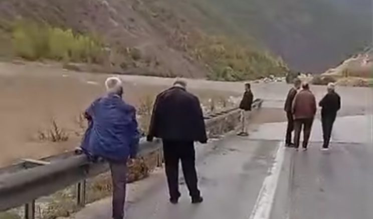 Erzincan-Erzurum Kara Yolu Sele Teslim: Ulaşım Çift Yönlü Durdu